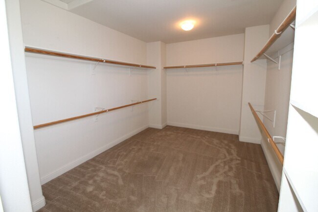 Building Photo - 2475 Deauville Cir