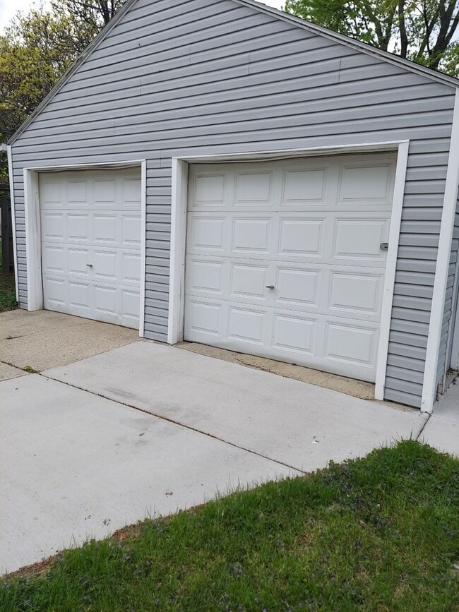 Building Photo - Beautiful Spacious Upgraded 2 Bedroom + De...