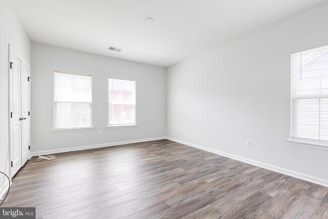 Building Photo - 613 Ravenwood Dr