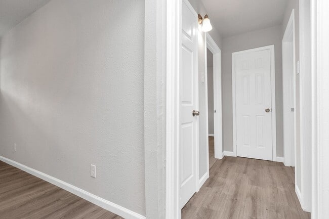 Building Photo - NICE 2 BEDROOM 1 BATH WITH 1600 SF