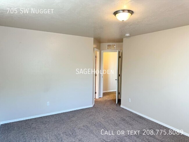 Building Photo - 705 SW Nugget-
