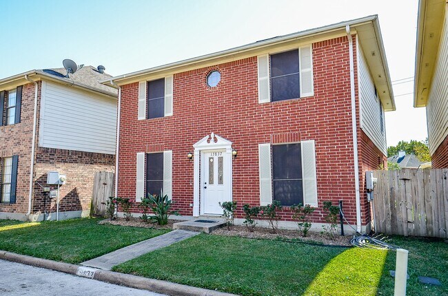 Building Photo - 13837 Purplemartin St