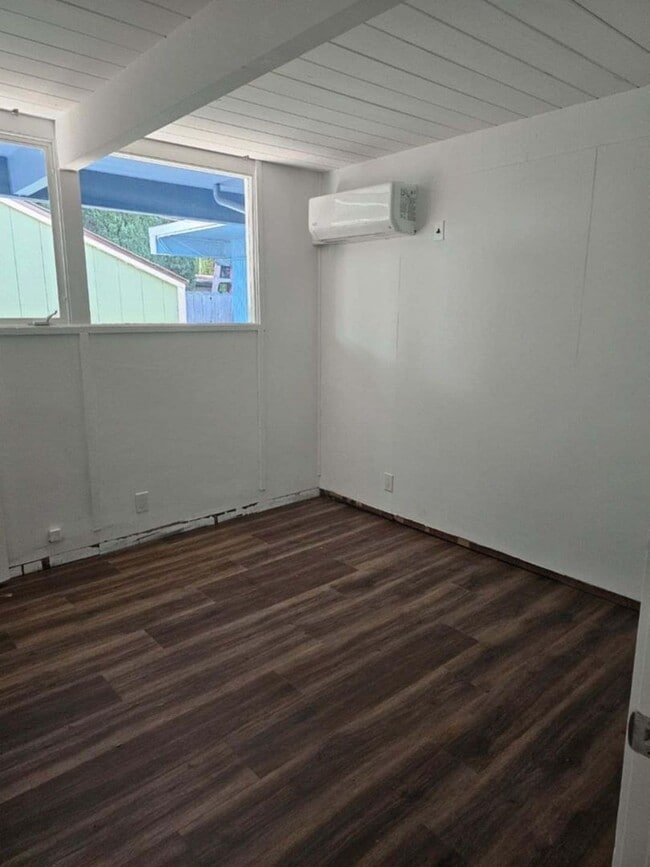 Building Photo - BEAUTIFUL "Blue Bungalow" 4 Bed/3 Bath Hom...