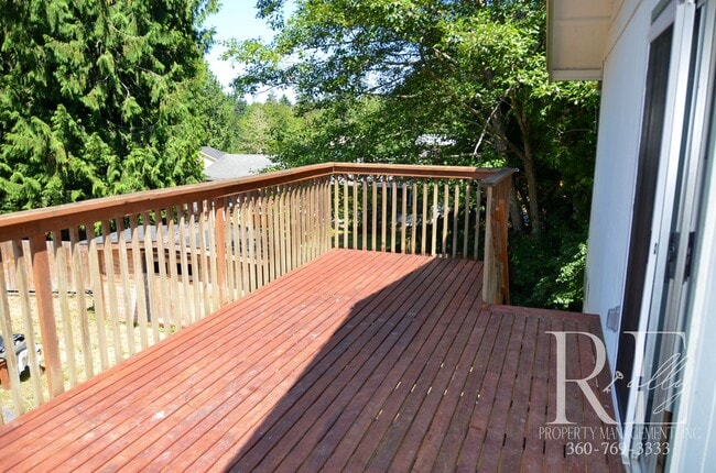 Building Photo - Spacious 4-Bedroom Home with Garage on Qui...
