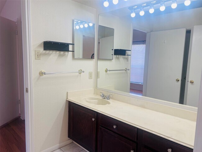 Building Photo - 2121 El Paseo St