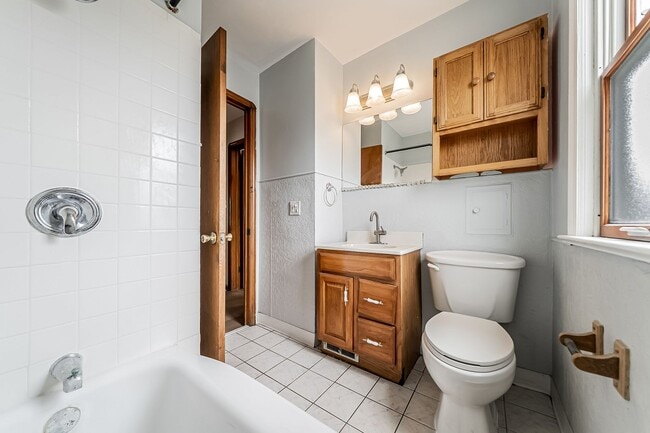 Building Photo - Beautiful 3 beds, 1.5 bathroom home with b...