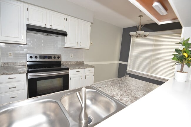 Building Photo - 3 Bedroom Townhome in Kempsville Lakes