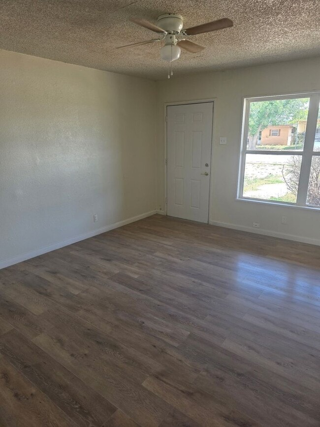 Building Photo - 1506 W Yucca Ave