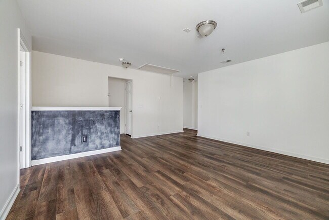 Building Photo - Spacious & Convenient