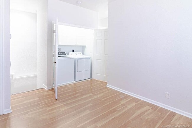 Building Photo - 356 SE Bloxham Way