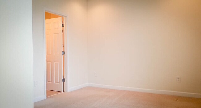 Building Photo - Steps from Shopping, Dining, & Entertainment in The Market Common