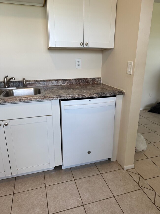 Building Photo - 128 SE 12th Ter