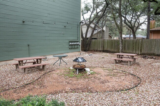 Building Photo - Second Floor, Corner Condo Unit - Move In Ready!
