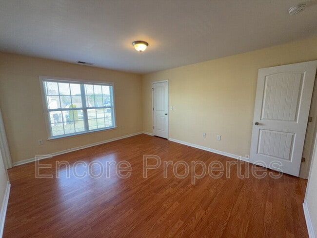 Building Photo - 912 Custom Oak Ln