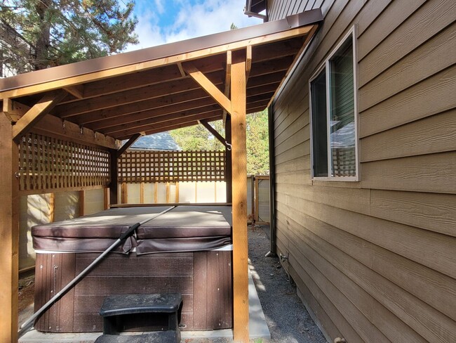Building Photo - Hank's Hideaway in Sunriver, Furnished, al...