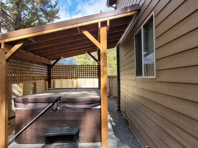 Building Photo - Hank's Hideaway in Sunriver, Furnished, all Utilities Included. Gym access, Hot Tub. 30-day Minim...