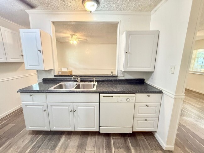 Building Photo - 22675 Lakeway Harbor Dr