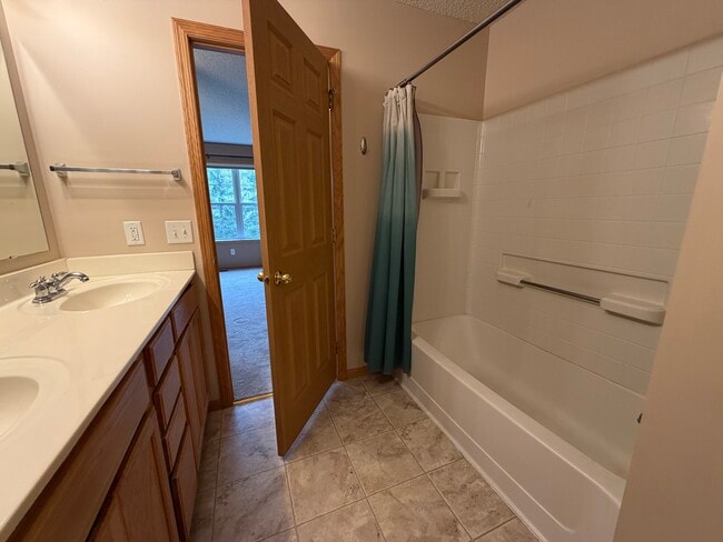Building Photo - 11007 Oak Grv Cir