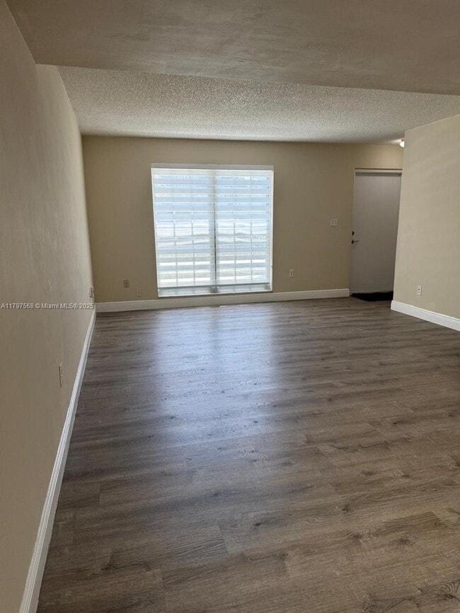 Building Photo - 10814 N Kendall Dr