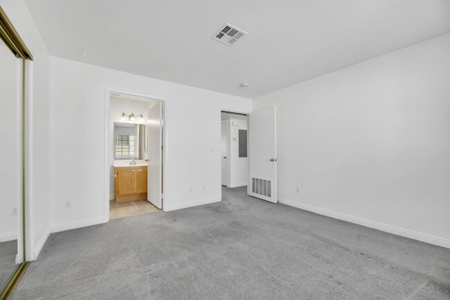 Building Photo - Gated 2 bedroom Condo with new carpet and ...