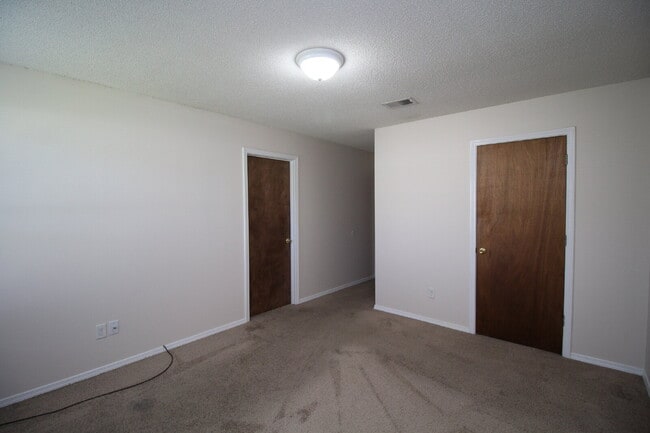 Building Photo - 3 Bedroom Home Near Blue Angel Pkwy – Spac...