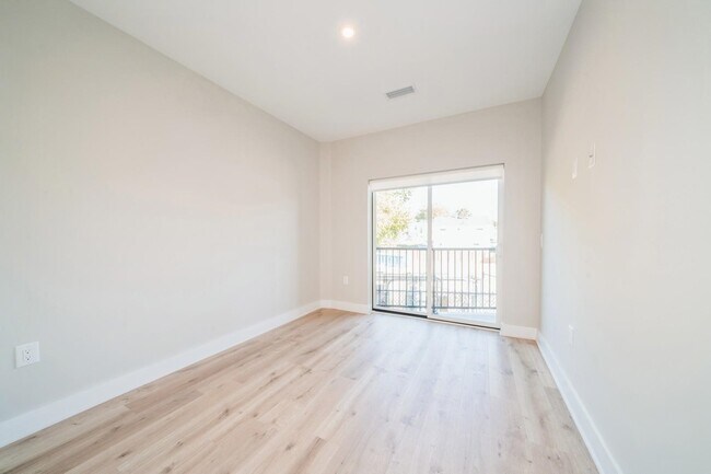 Building Photo - 203-205 Randolph Ave Unit# 101