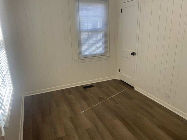 Building Photo - Renovated 2 Bedroom Home for Rent in Kingsport TN | Modern Kitchen