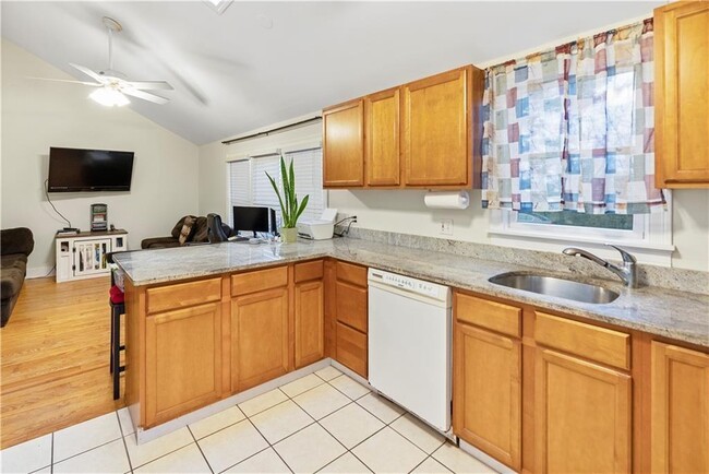 Building Photo - 393 Aquidneck Ave