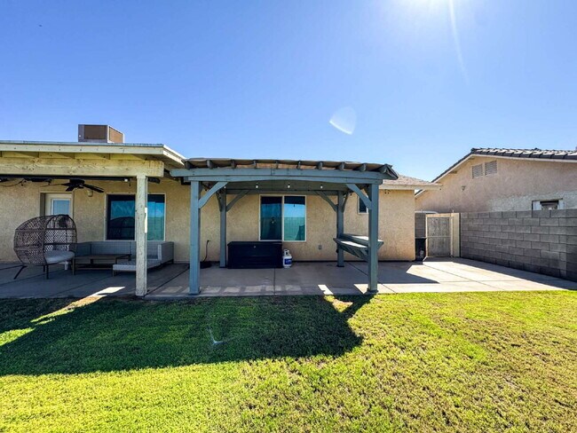 Building Photo - "Spacious 3 Beds, 2 baths Home with Inviti...