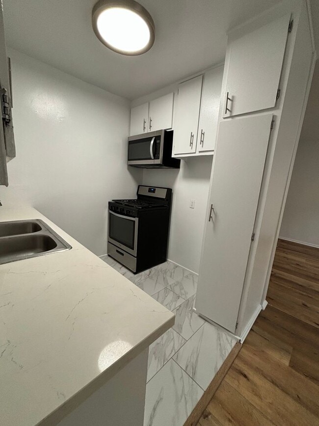 Interior Photo - 334 S. Hobart Blvd