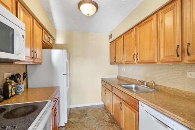 Building Photo - 300 Main St