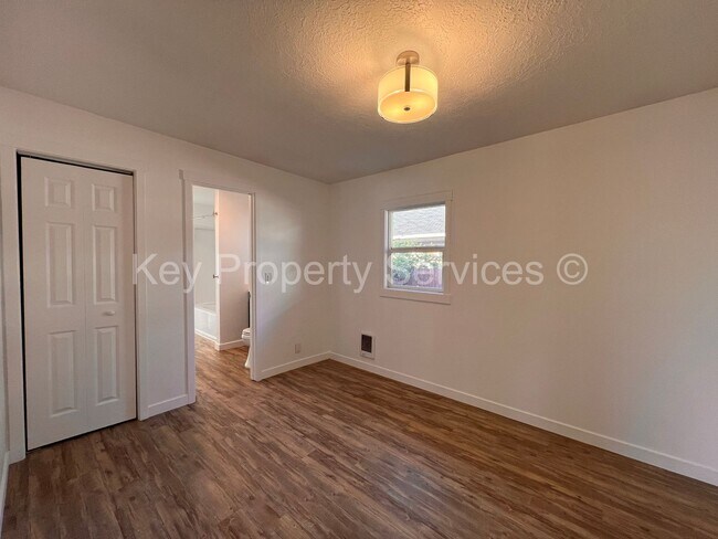 Building Photo - Renovated Longview Cottage with Huge Yard!