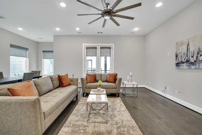 Building Photo - Stunning Like New Townhome Close to Med Center!