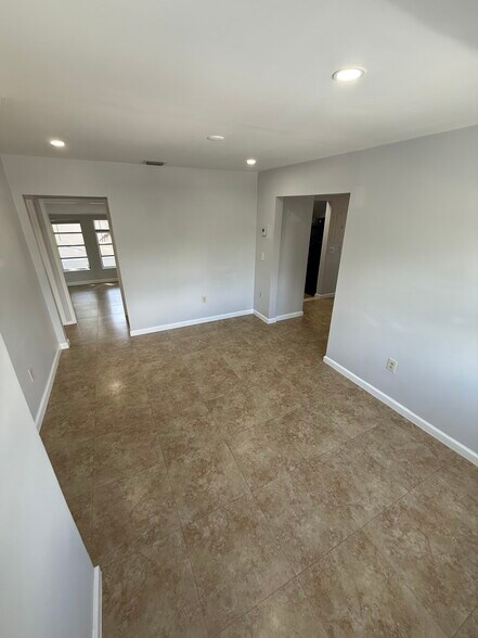 Building Photo - 1410 SW 19th Ter