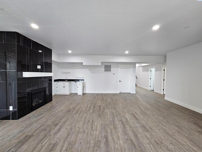Building Photo - Rambler/Basement with Territorial Views