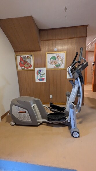 Building Photo - 1933 Saxton Ave