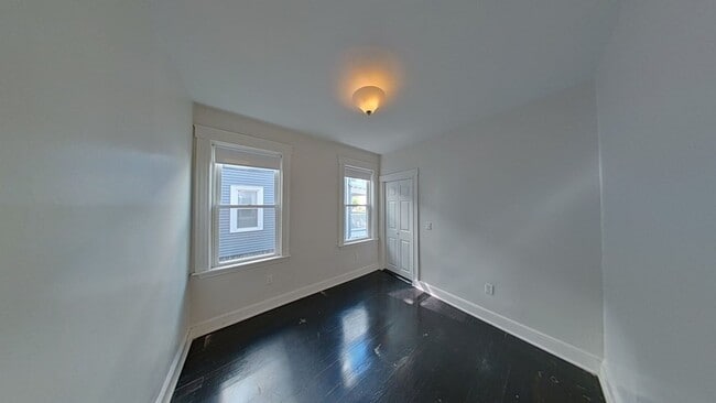 Building Photo - 10 Bayside St