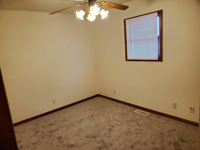 Building Photo - 2 bedroom duplex with 2 car attached garage!