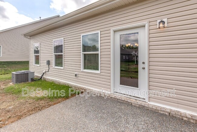 Building Photo - 1024 Hillbrook Dr