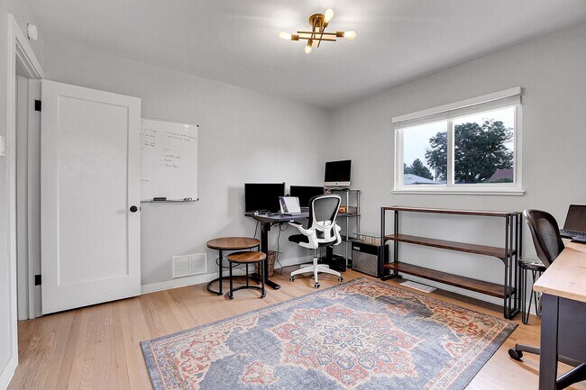 Building Photo - Modern and cozy 3 bedroom, 2 bath home