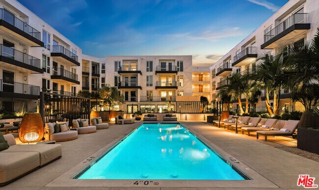 Building Photo - 2455 Overland Ave