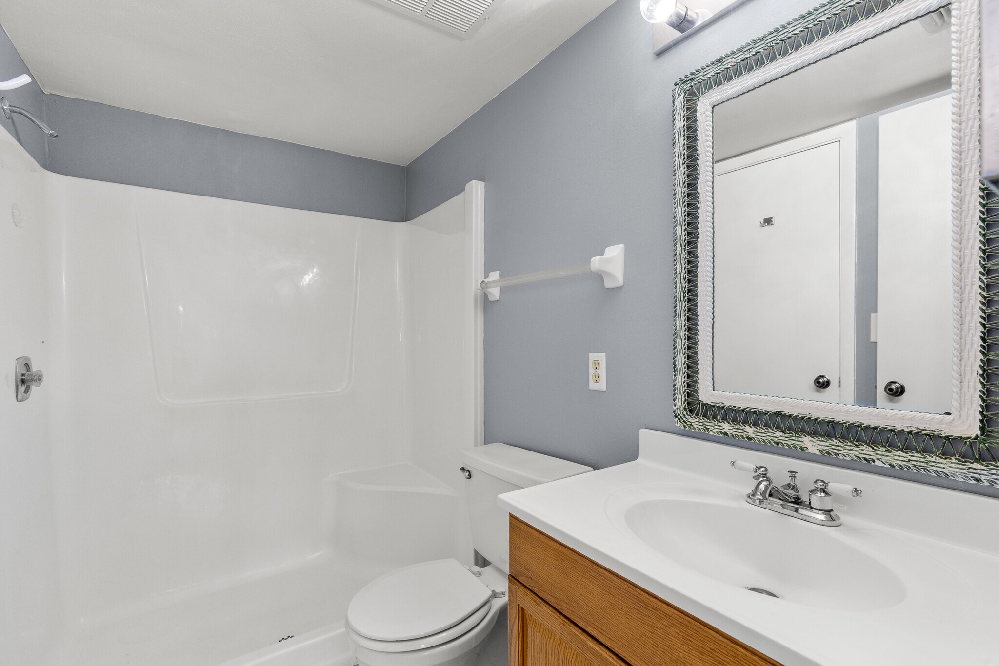1st floor bathroom with walk-in shower - 2636 Crown Ct