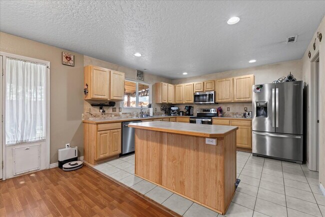 Building Photo - Beautiful & Spacious 4-Bedroom Home with 3...