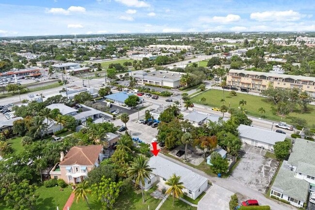 Building Photo - 121 S Lake Dr