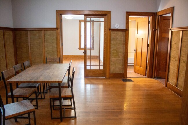 Building Photo - AVAILABLE FOR AUGUST 2026!  Large house ne...