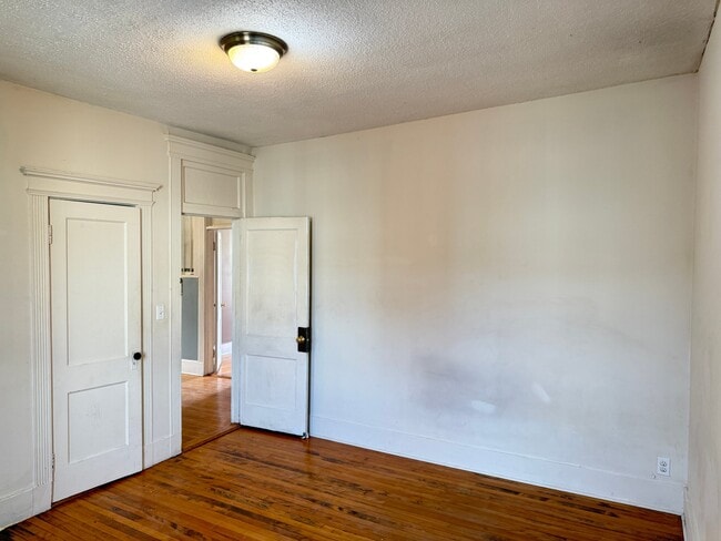 Building Photo - 30 Glenville Ave