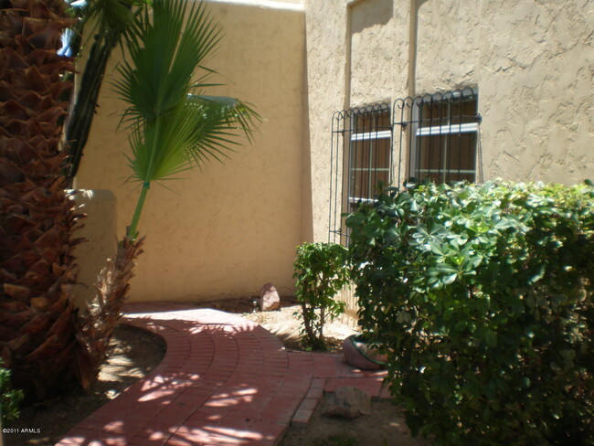 Building Photo - 1009 N Villa Nueva Dr