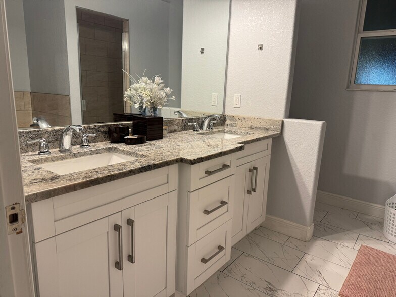 Building Photo - 10517 Camelia Dr