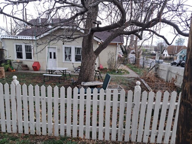 Building Photo - 1289 W Custer Pl