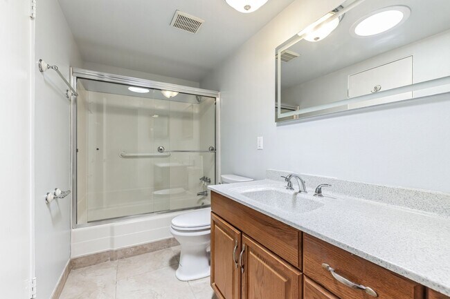 Building Photo - 3 Bed / 2 Bath Home with Bonus Room, Pool and Two Car Garage.